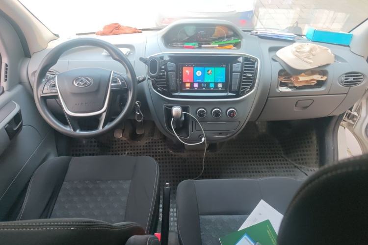 Used SAIC MAXUS Xintu V80 2021 2.0T Manual Classic Aoyuntong Short Wheelbase Mid-Roof 5/6-Seater Center Console