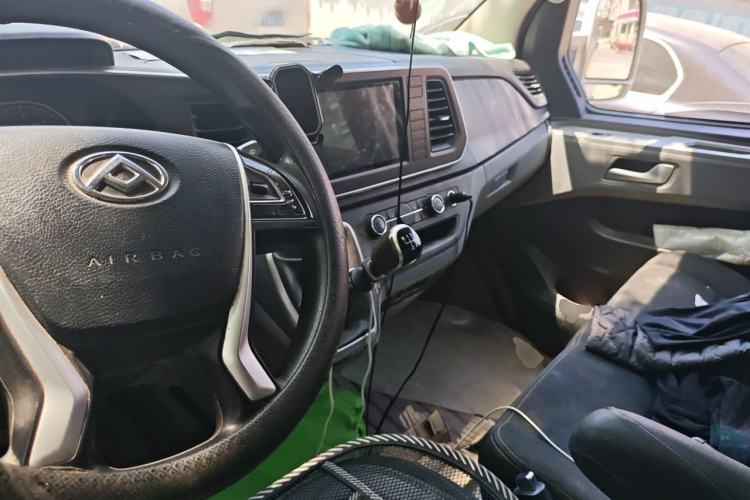 Used SAIC MAXUS Xintu V80 2021 2.0T Manual Classic Aoyuntong Long Wheelbase Mid-Roof 6/7/8/9-Seater Center Console