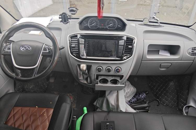 Used SAIC MAXUS Xintu V80 2021 2.0T Manual Classic Aoyuntong Long Wheelbase Mid-Roof 6/7/8/9-Seater Center Console