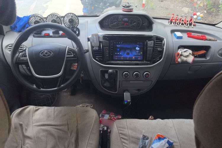 Used SAIC MAXUS Xintu V80 2021 2.0T Manual Classic Aoyuntong Long Wheelbase Mid-Roof 6/7/8/9-Seater Center Console