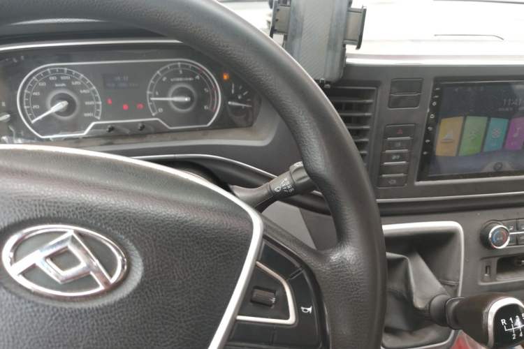 Used SAIC MAXUS Xintu V80 2021 2.0T PLUS Manual Aoyuntong Short Wheelbase Mid-Roof 5/6-Seater Center Console