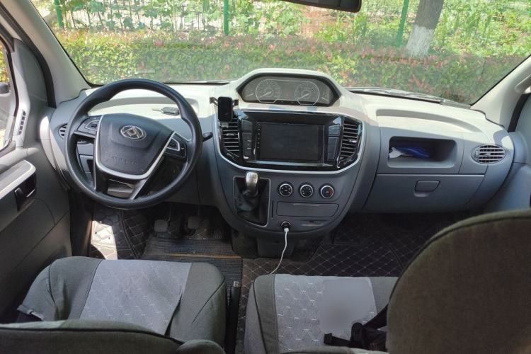 Used SAIC MAXUS Xintu V80 2021 2.0T Manual Classic Aoyuntong Short Wheelbase Ultra-Low Roof 5/6-Seater Center Console