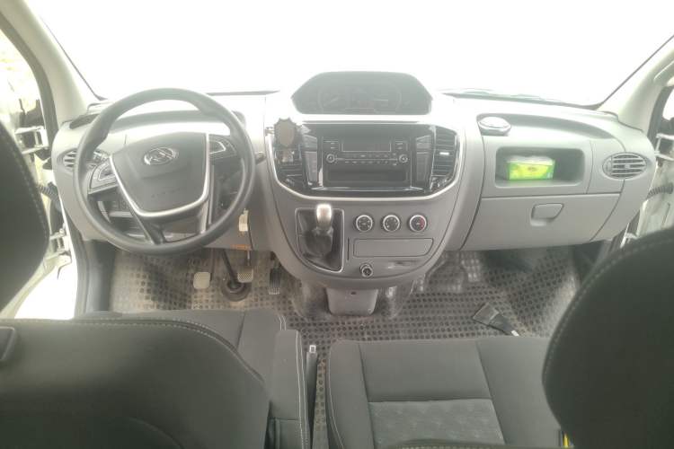 Used SAIC MAXUS Xintu V80 2021 2.0T Manual Classic Aoyuntong Short Wheelbase Ultra-Low Roof 5/6-Seater Center Console