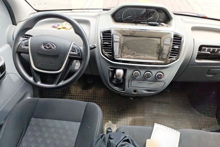 Used SAIC MAXUS Xintu V80 2021 2.0T Manual Classic Aoyuntong Short Wheelbase Mid-Roof 5/6-Seater Center Console