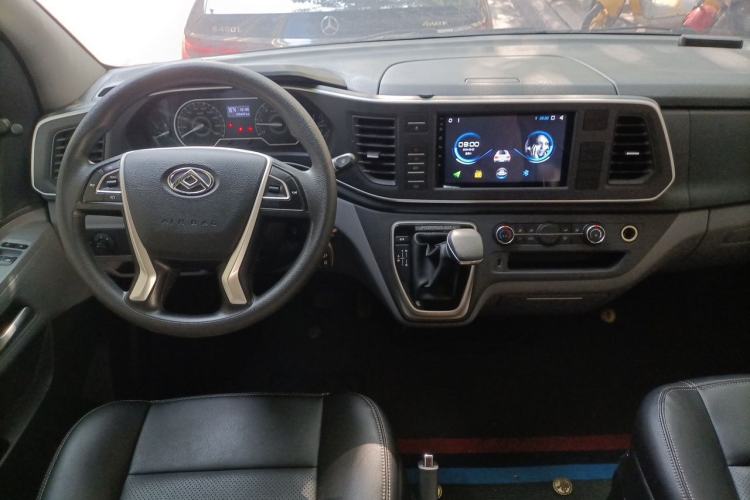 Used SAIC MAXUS Xintu V80 2021 2.0T AMT Classic Aoyuntong Short Wheelbase Mid-Roof 5/6-Seater Center Console
