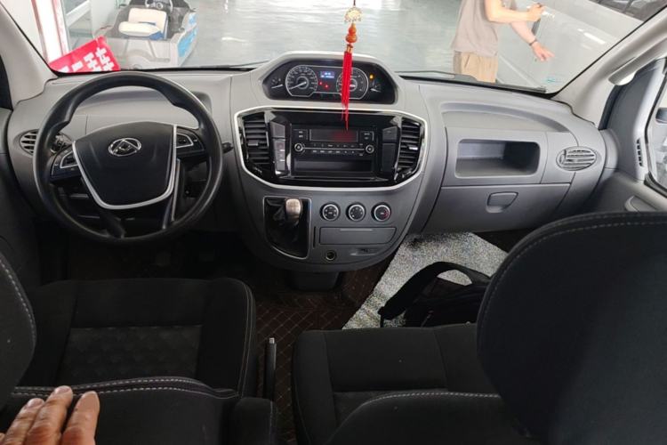 Used SAIC MAXUS Xintu V80 2021 2.0T Manual Classic Aoyuntong Short Wheelbase Ultra-Low Roof 5/6-Seater Center Console