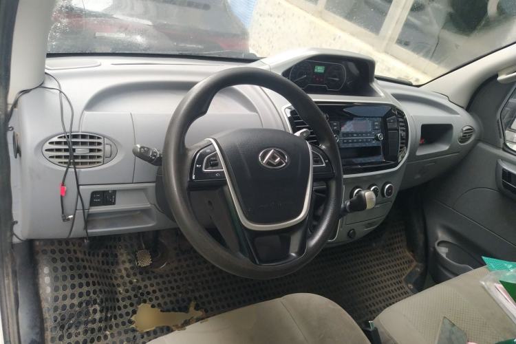 Used SAIC MAXUS Xintu V80 2021 2.0T Manual Classic City Delivery King Short Wheelbase Mid-Roof Design 3 Seats Center Console
