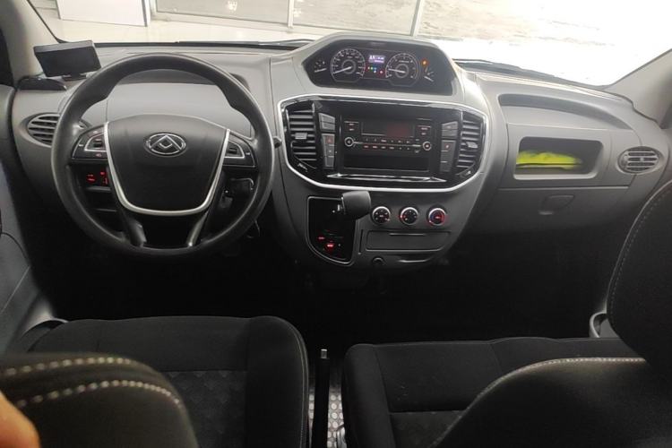 Used SAIC MAXUS Xintu V80 2021 2.0T AMT Classic Aoyuntong Short Wheelbase Ultra-Low Roof 5/6-Seater Center Console