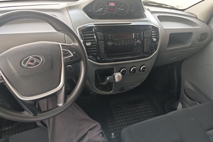 Used SAIC MAXUS Xintu V80 2021 2.0T Manual Classic Aoyuntong Short Wheelbase Ultra-Low Roof 5/6-Seater Center Console