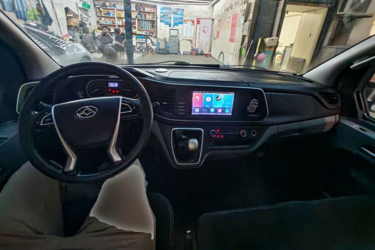 Used SAIC MAXUS Xintu V80 2021 2.0T PLUS Manual All-Around King Short Wheelbase Mid-Roof Variant—5/6/7/8/9-Seater Center Console