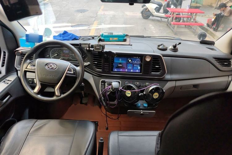 Used SAIC MAXUS Xintu V80 2021 2.0T AMT Classic Aoyuntong 127 PS Mid-axle Mid-roof 6/7/8/9-Seater Center Console