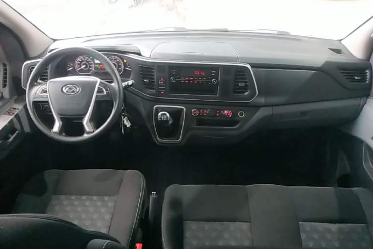Used SAIC MAXUS Xintu V80 2021 2.0T Manual Classic Aoyuntong 127 PS Mid-axle Mid-roof 6/7/8/9-Seater Center Console