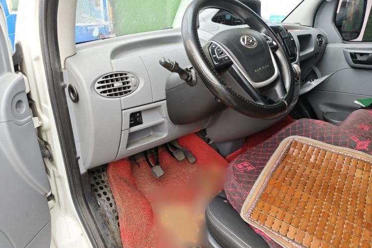 Used SAIC MAXUS Xintu V80 2021 2.0T Manual Classic Aoyuntong Long Wheelbase Mid-Roof 6/7/8/9-Seater Center Console