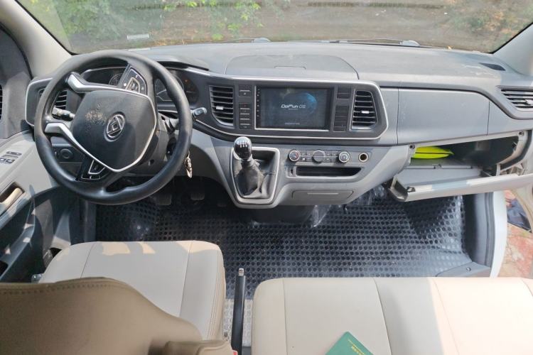 Used SAIC MAXUS Xintu V80 2021 2.0T Manual Classic Aoyuntong 139 PS Mid-axle Mid-roof 6/7/8/9-Seater Center Console