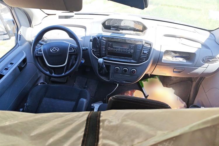 Used SAIC MAXUS Xintu V80 2021 2.0T Manual Classic Aoyuntong Short Wheelbase Mid-Roof 5/6-Seater Center Console