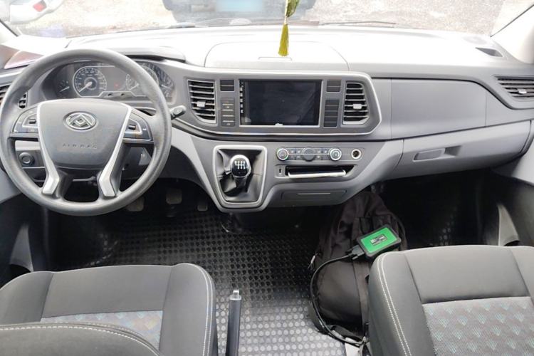 Used SAIC MAXUS Xintu V80 2021 2.0T Manual Classic Aoyuntong 127 PS Mid-axle Mid-roof 6/7/8/9-Seater Center Console