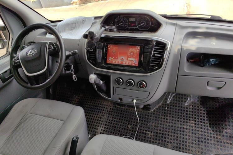 Used SAIC MAXUS Xintu V80 2021 2.0T Manual Classic City Delivery King Long Wheelbase Mid-Roof 3 Seats Center Console