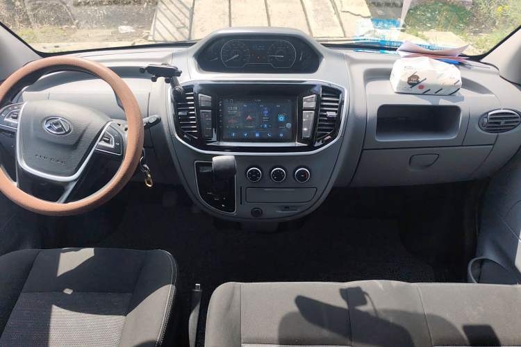 Used SAIC MAXUS Xintu V80 2021 2.0T AMT Classic Aoyuntong Short Wheelbase Mid-Roof 5/6-Seater Center Console