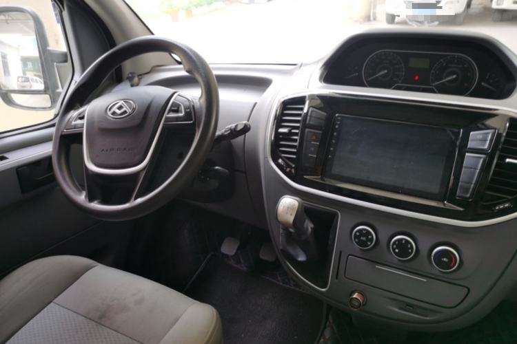 Used SAIC MAXUS Xintu V80 2021 2.0T Manual Classic City Delivery King Short Wheelbase Mid-Roof Design 3 Seats Center Console