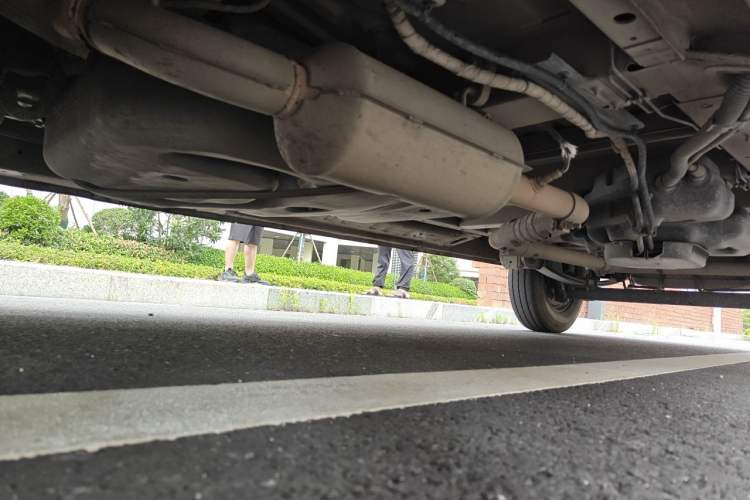 Used SAIC MAXUS Xintu V80 2021 2.0T Manual Classic Aoyuntong 127 PS Mid-axle Mid-roof 6/7/8/9-Seater Chassis Front Left