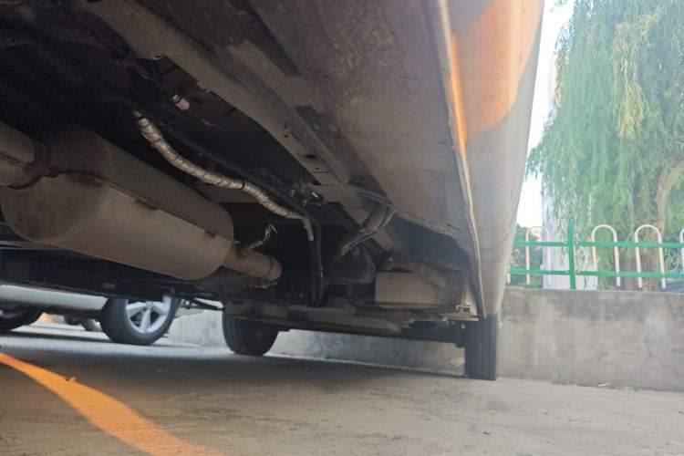 Used SAIC MAXUS Xintu V80 2021 2.0T Manual Classic Aoyuntong Long Wheelbase Mid-Roof 6/7/8/9-Seater Chassis Front Left