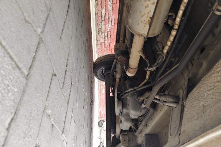 Used SAIC MAXUS Xintu V80 2021 2.0T Manual Classic Aoyuntong Short Wheelbase Mid-Roof 5/6-Seater Chassis Front Left