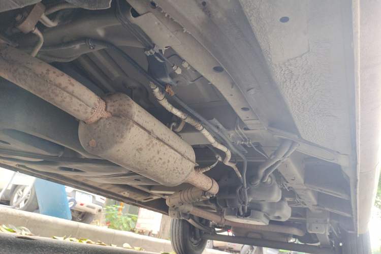 Used SAIC MAXUS Xintu V80 2021 2.0T Manual Classic Aoyuntong 127 PS Mid-axle Mid-roof 6/7/8/9-Seater Chassis Front Left