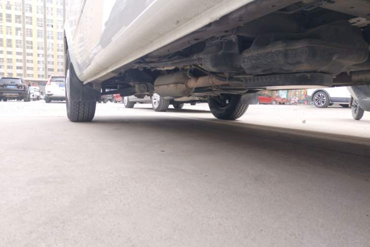 Used SAIC MAXUS Xintu V80 2021 2.0T Manual Classic Aoyuntong 127 PS Mid-axle Mid-roof 6/7/8/9-Seater Chassis Front Left