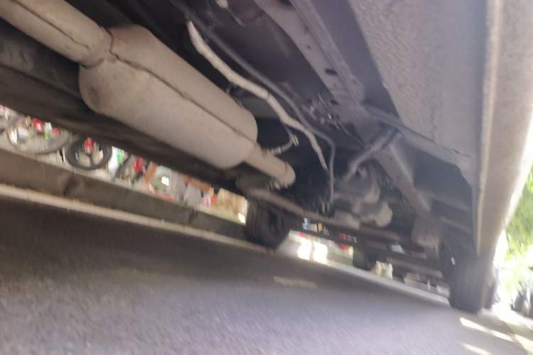 Used SAIC MAXUS Xintu V80 2021 2.0T Manual Classic Aoyuntong 127 PS Mid-axle Mid-roof 6/7/8/9-Seater Chassis Front Left