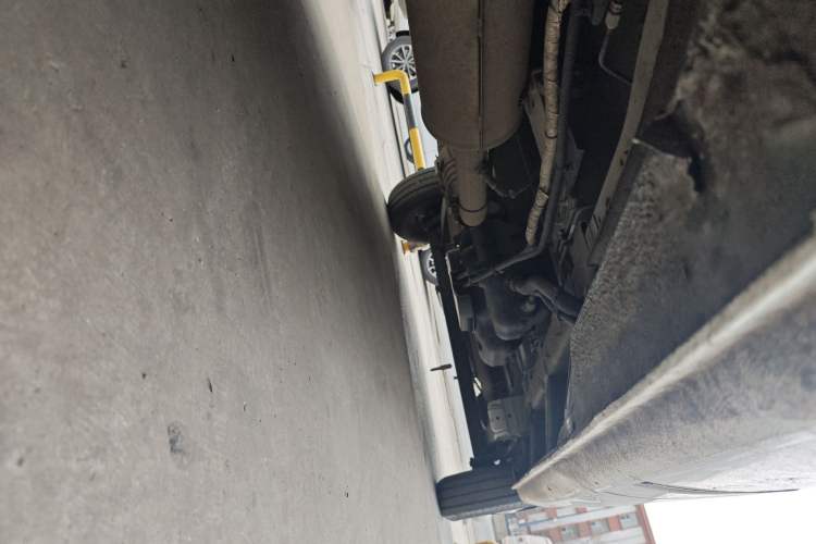 Used SAIC MAXUS Xintu V80 2021 2.0T Manual Classic Aoyuntong 127 PS Mid-axle Mid-roof 6/7/8/9-Seater Chassis Front Left