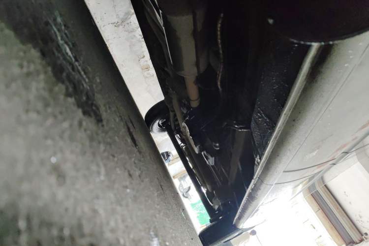 Used SAIC MAXUS Xintu V80 2021 2.0T Manual Classic Aoyuntong Long Wheelbase Mid-Roof 6/7/8/9-Seater Chassis Front Left