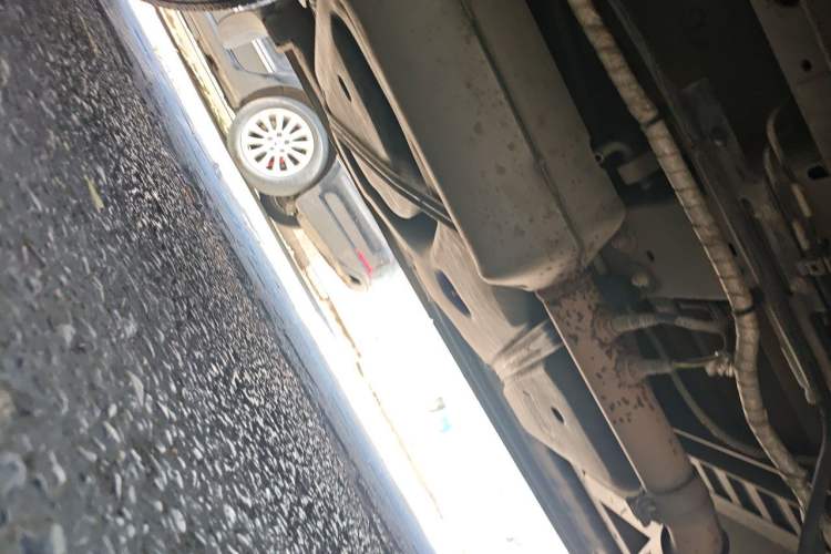 Used SAIC MAXUS Xintu V80 2021 2.0T Manual Classic Aoyuntong Long Wheelbase Mid-Roof 6/7/8/9-Seater Chassis Front Left