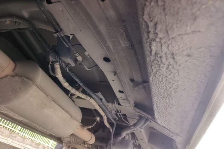 Used SAIC MAXUS Xintu V80 2021 2.0T Manual Classic Aoyuntong 127 PS Mid-axle Mid-roof 6/7/8/9-Seater Chassis Front Left