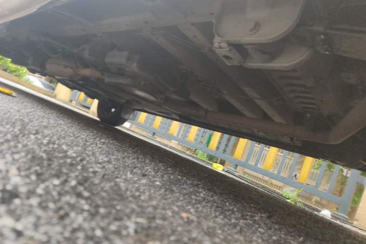 Used SAIC MAXUS Xintu V80 2021 2.0T AMT Classic Aoyuntong 127 PS Mid-axle Mid-roof 6/7/8/9-Seater Chassis Front Right