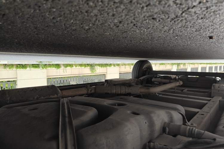 Used SAIC MAXUS Xintu V80 2021 2.0T Manual Classic Aoyuntong 127 PS Mid-axle Mid-roof 6/7/8/9-Seater Chassis Front Right
