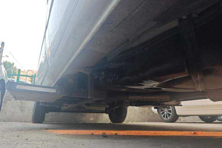 Used SAIC MAXUS Xintu V80 2021 2.0T Manual Classic Aoyuntong Long Wheelbase Mid-Roof 6/7/8/9-Seater Chassis Front Right