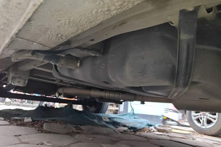 Used SAIC MAXUS Xintu V80 2021 2.0T Manual Classic Aoyuntong Short Wheelbase Mid-Roof 5/6-Seater Chassis Front Right