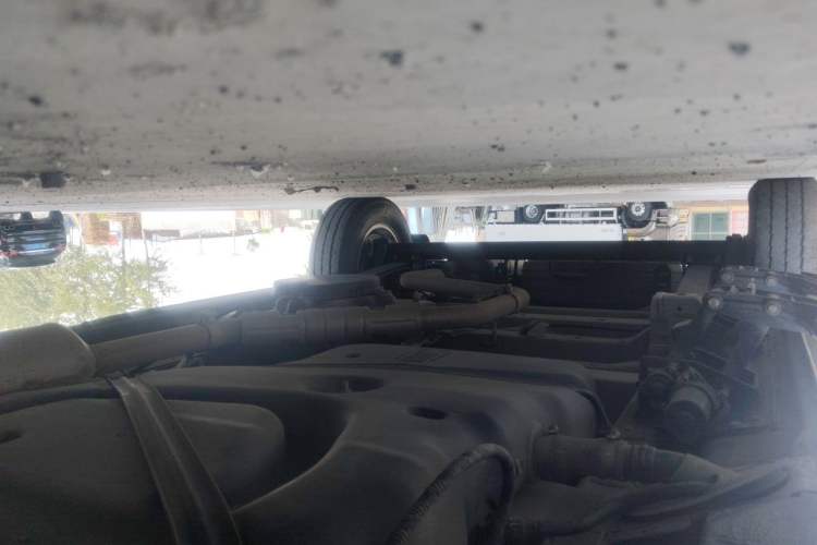Used SAIC MAXUS Xintu V80 2021 2.0T PLUS AMT Aoyuntong Short-Wheelbase Mid-Roof 5/6-Seater Chassis Front Right