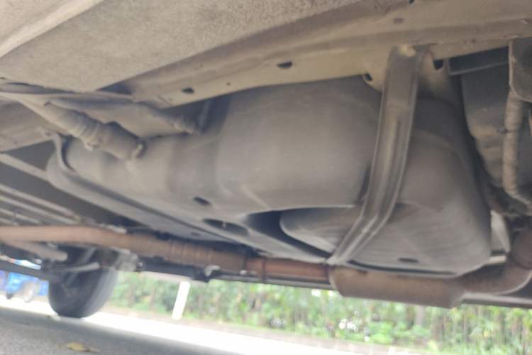 Used SAIC MAXUS Xintu V80 2021 2.0T Manual Classic Aoyuntong 127 PS Mid-axle Mid-roof 6/7/8/9-Seater Chassis Front Right