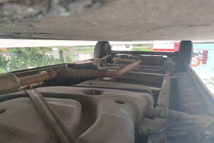 Used SAIC MAXUS Xintu V80 2021 2.0T Manual Classic Aoyuntong Long Wheelbase Mid-Roof 6/7/8/9-Seater Chassis Front Right