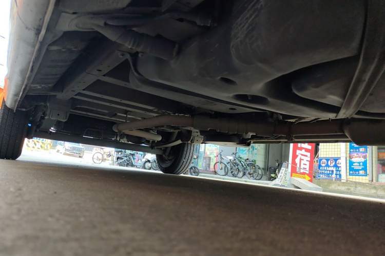 Used SAIC MAXUS Xintu V80 2021 2.0T AMT Classic Aoyuntong 127 PS Mid-axle Mid-roof 6/7/8/9-Seater Chassis Front Right