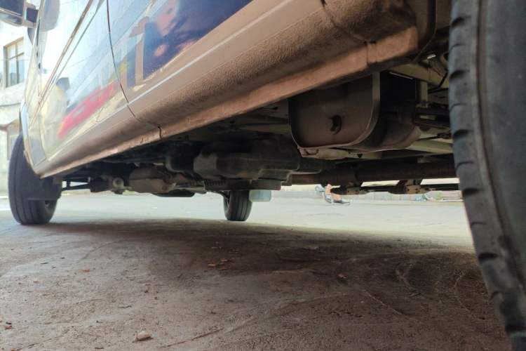Used SAIC MAXUS Xintu V80 2021 2.0T Manual Classic Aoyuntong 127 PS Mid-axle Mid-roof 6/7/8/9-Seater Chassis Rear Left