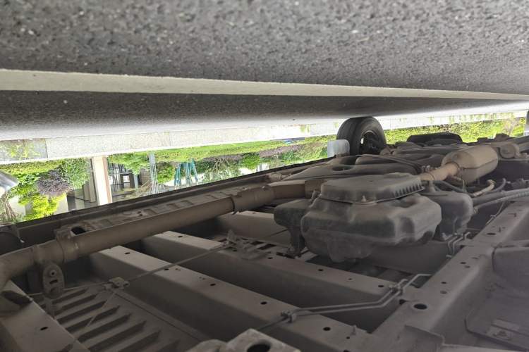 Used SAIC MAXUS Xintu V80 2021 2.0T Manual Classic Aoyuntong 127 PS Mid-axle Mid-roof 6/7/8/9-Seater Chassis Rear Left