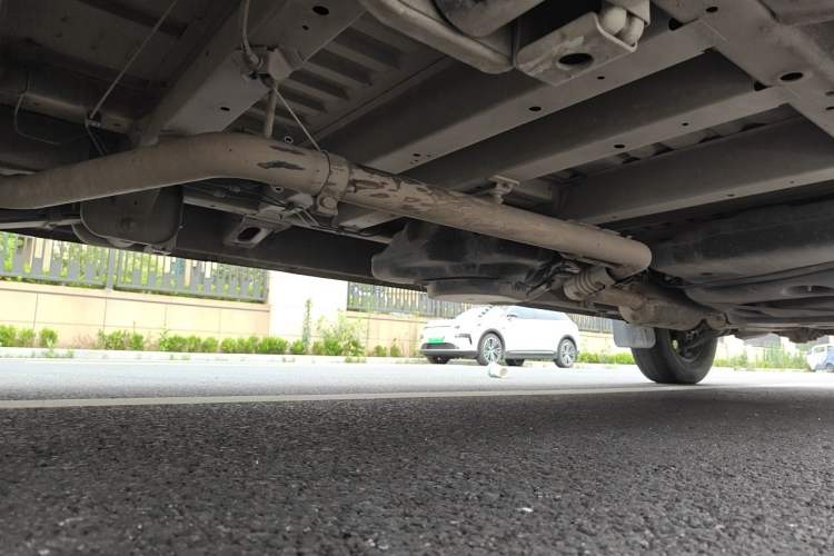 Used SAIC MAXUS Xintu V80 2021 2.0T Manual Classic Aoyuntong 127 PS Mid-axle Mid-roof 6/7/8/9-Seater Chassis Rear Right