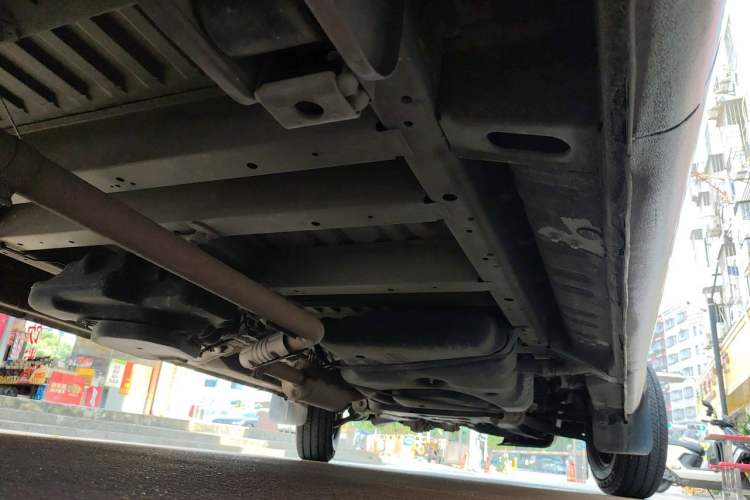 Used SAIC MAXUS Xintu V80 2021 2.0T AMT Classic Aoyuntong 127 PS Mid-axle Mid-roof 6/7/8/9-Seater Chassis Rear Right