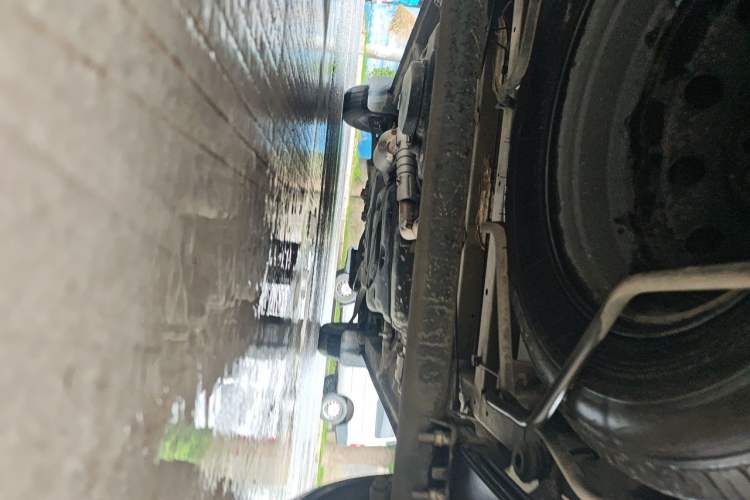 Used SAIC MAXUS Xintu V80 2021 2.0T AMT Classic Aoyuntong Short Wheelbase Ultra-Low Roof 5/6-Seater Chassis Rear