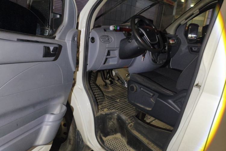 Used SAIC MAXUS Xintu V80 2021 2.0T Manual Classic Aoyuntong Short Wheelbase Mid-Roof 5/6-Seater Driver Seat