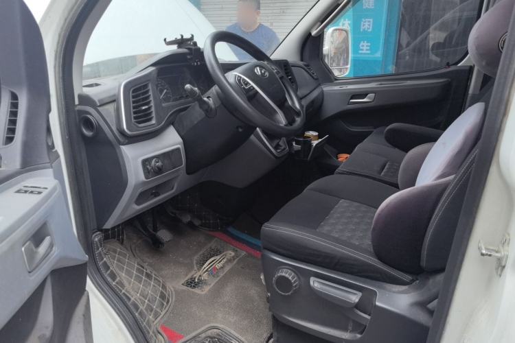 Used SAIC MAXUS Xintu V80 2021 2.0T PLUS Manual Aoyuntong Short Wheelbase Mid-Roof 5/6-Seater Driver Seat