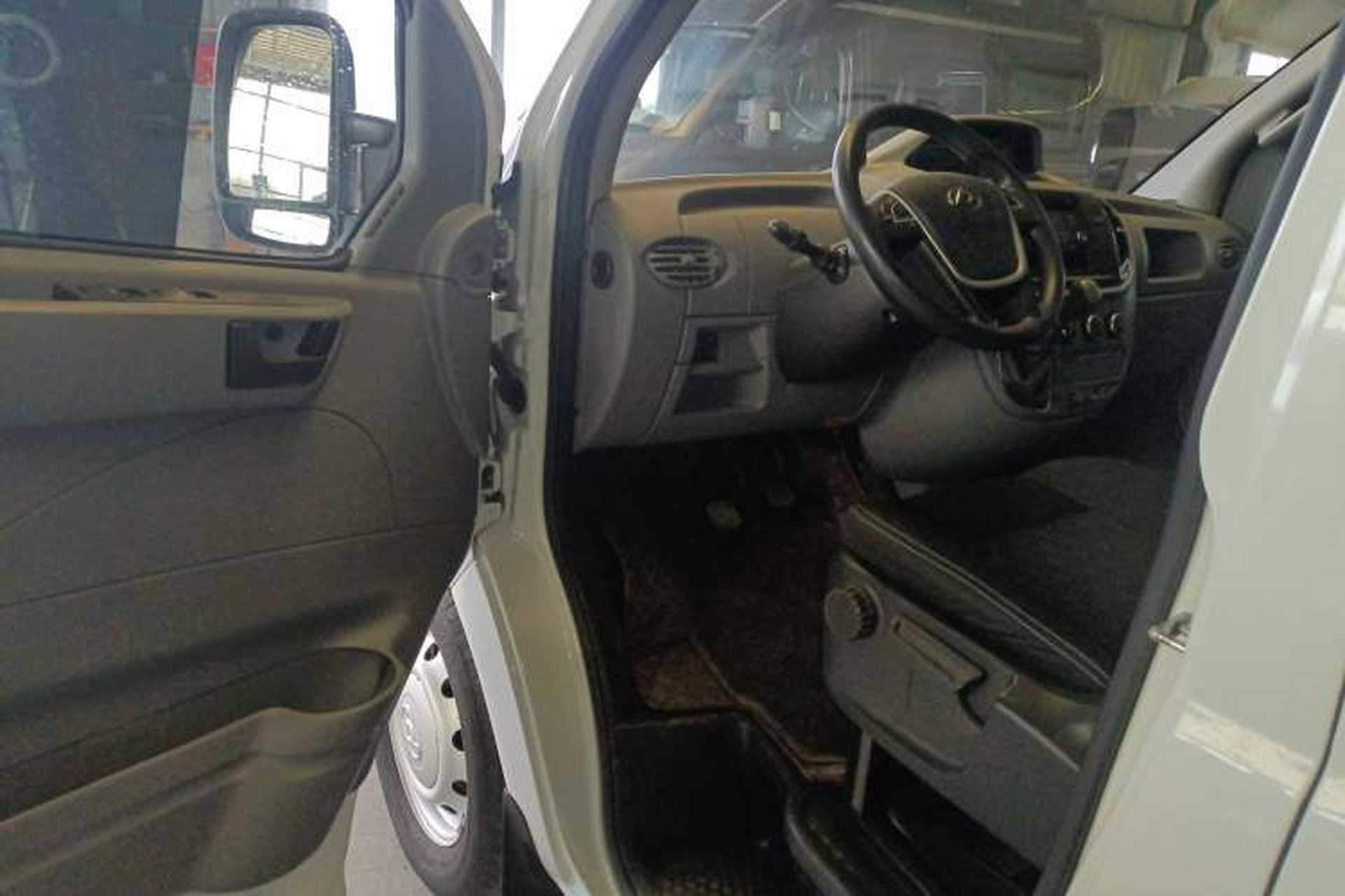 Used SAIC MAXUS Xintu V80 2021 2.0T Manual Classic Aoyuntong Short Wheelbase Ultra-Low Roof 7/8/9-Seater Driver Seat