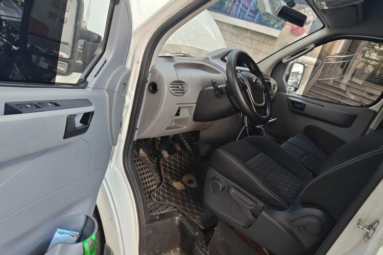 Used SAIC MAXUS Xintu V80 2021 2.0T Manual Classic Aoyuntong Short Wheelbase Mid-Roof 5/6-Seater Driver Seat